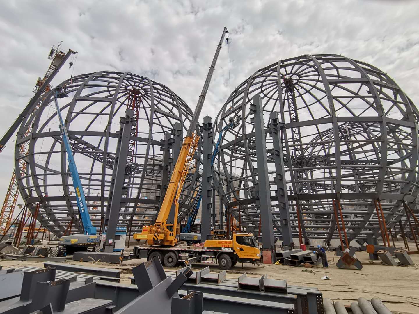 鋼結(jié)構(gòu)施工現(xiàn)場